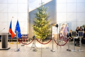 Český vánoční strom z Vysočiny ozdoben secesními ozdobami sklárny Koulier zahájil advent v Evropském parlamentu