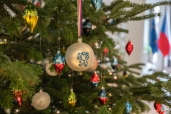 České vánoční ozdoby Koulier po roce na trhu ozdobily stromečky v Bruselu